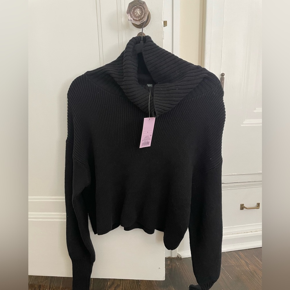 Cozy Black cropped Turtleneck Sweater